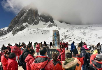 Tourists flock to the ＂Century glacier Museum＂