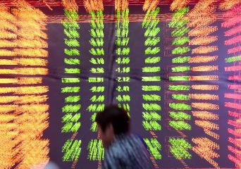Chinese shares reverse from sharp gains to big losses Thu.