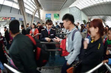 Chinas railways report high passenger volume