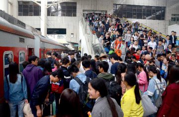Chinas railway passenger traffic rises 9.8 pct in Q1-3