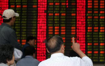 Chinese shares open lower on Mon.