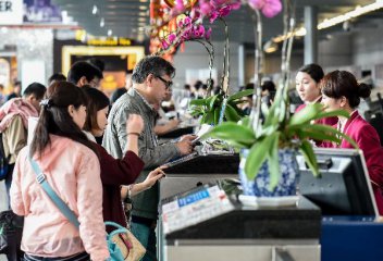 Overseas tourism, high-value items boost foreign trade in services