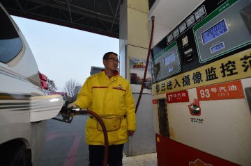 China plans to liberalize product oil prices around 2017