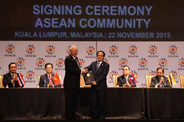 ASEAN adopts declaration on community building to 2025