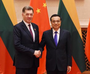 Premier Li meets Lithuanian prime minister
