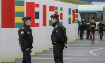 French police clash with climate change protesters on eve of COP21