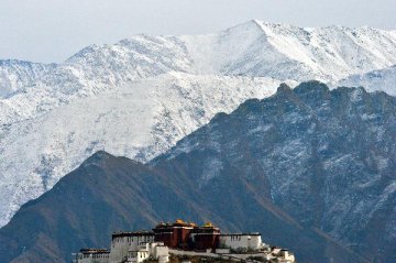Tourists to Lhasa tops 10 mln in first 10 months