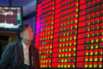Chinese shares retreat amid IPO weigh Wed.