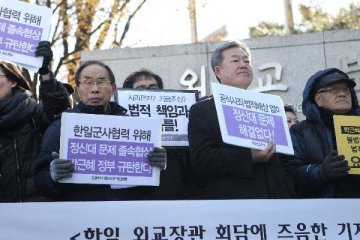Japan,S.Korea strike comfort women deal,but looming sticking points remain