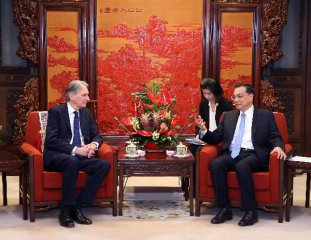 Li Keqiang meets British foreign secretary