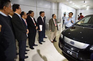 Chinese car maker awarded for battery technology at world energy summit