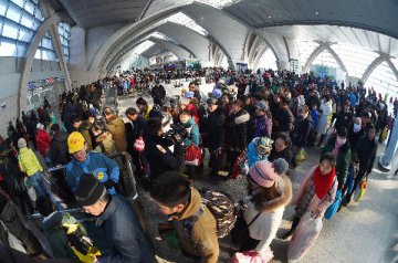 China Exclusive: Freezing weather disrupts holiday journey home