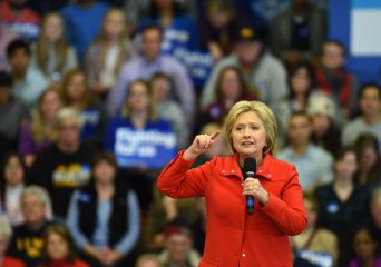 Hillary Clinton narrowly wins Democratic Iowa caucuses