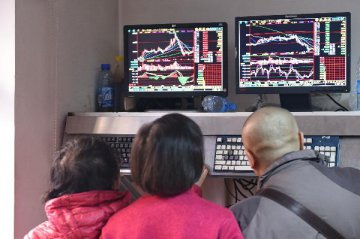 Chinese shares close lower Monday