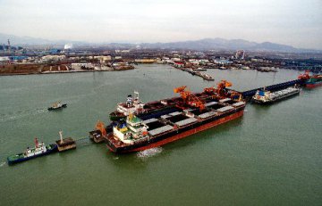 China's shipbuilders strive to navigate economic cold