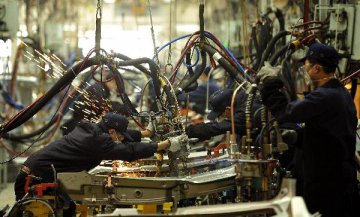 Chinas manufacturing activity contracts for 7th month