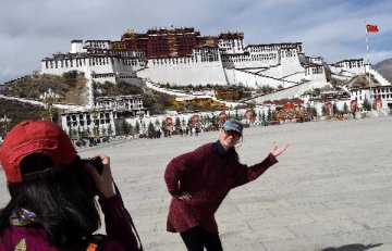 China Focus: Tourism bankrolling Tibetan communities development