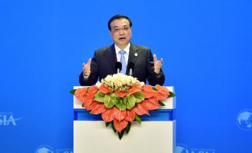 ＂Twin engines＂ to propel Chinas development: Premier Li