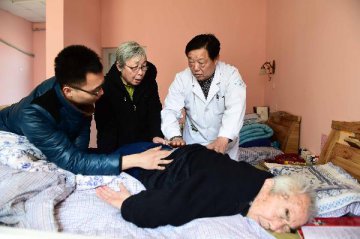 China encourages combination of healthcare, eldercare services