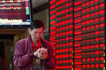Chinese shares close higher on inflation data