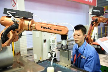 Update:China's industrial production growth quickens to 5.8 pct in Q1