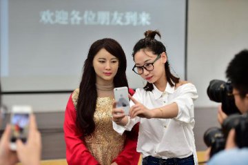 New interactive ＂robot goddess＂ unveiled in east China