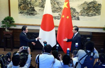 Chinese, Japanese FMs hold talks on relations