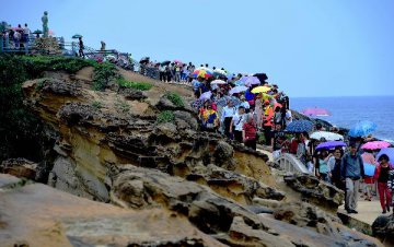 Chinese tourist destinations see record holiday visitors