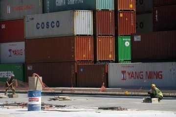 Chinas exports rise, imports drop in April