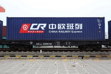 Business booms in China-Europe freight train loading hub