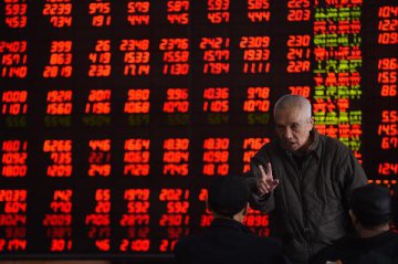 Chinese shares close higher Monday