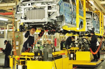 Chinas manufacturing PMI down slightly in June