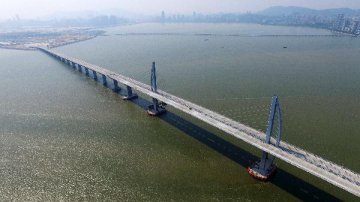 Major construction of worlds longest cross-sea bridge completed