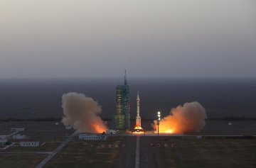 China successfully launches Shenzhou-11 manned spacecraft