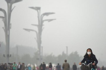 Chinas lingering smog triggers production halt, flight cancellations