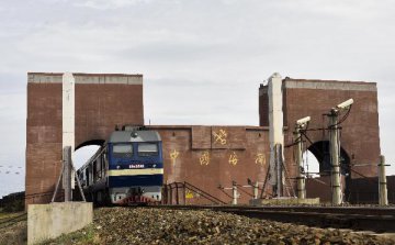 Xinjiangs Urumqi builds the hub of China-Europe freight trains