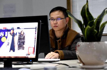 China continues to boost e-commerce growth