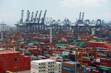 China foreign trade likely to remain grim in 2017
