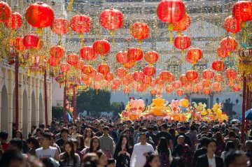 China tourism revenue surges in week-long holiday