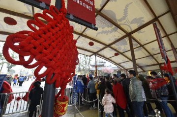 Chinese consumers spend more during Lunar New Year holiday