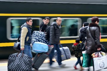 Railway trips surge during Spring Festival travel rush