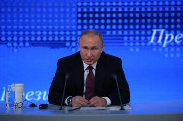 Russias Putin earns about 157,000 USD in 2016