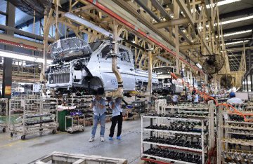 China industrial output expands 6.8 pct in Q1