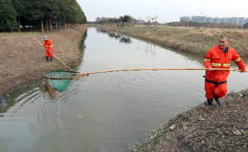 China environment watchdog urges clean-up of sewage pits