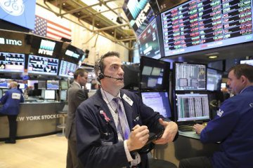  Stocks sink as Trump worries trigger risk aversion