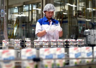Chinas dairy industry endeavors to regain public trust