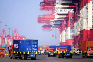 Chinas trade surplus continues to narrow in 2017