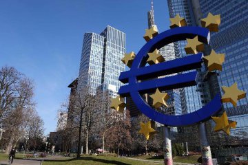 ECB unveils new 100 euro, 200 euro banknotes