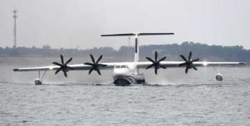 China-made large amphibious aircraft completes first water takeoff