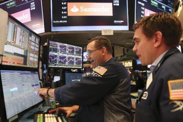 U.S. stocks close higher amid earnings, data